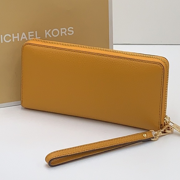 MICHAEL KORS LARGE TRAVEL CONTINENTAL WRISTLET WALLET MARIGOLD COLOR
NWT - Picture 2 of 16